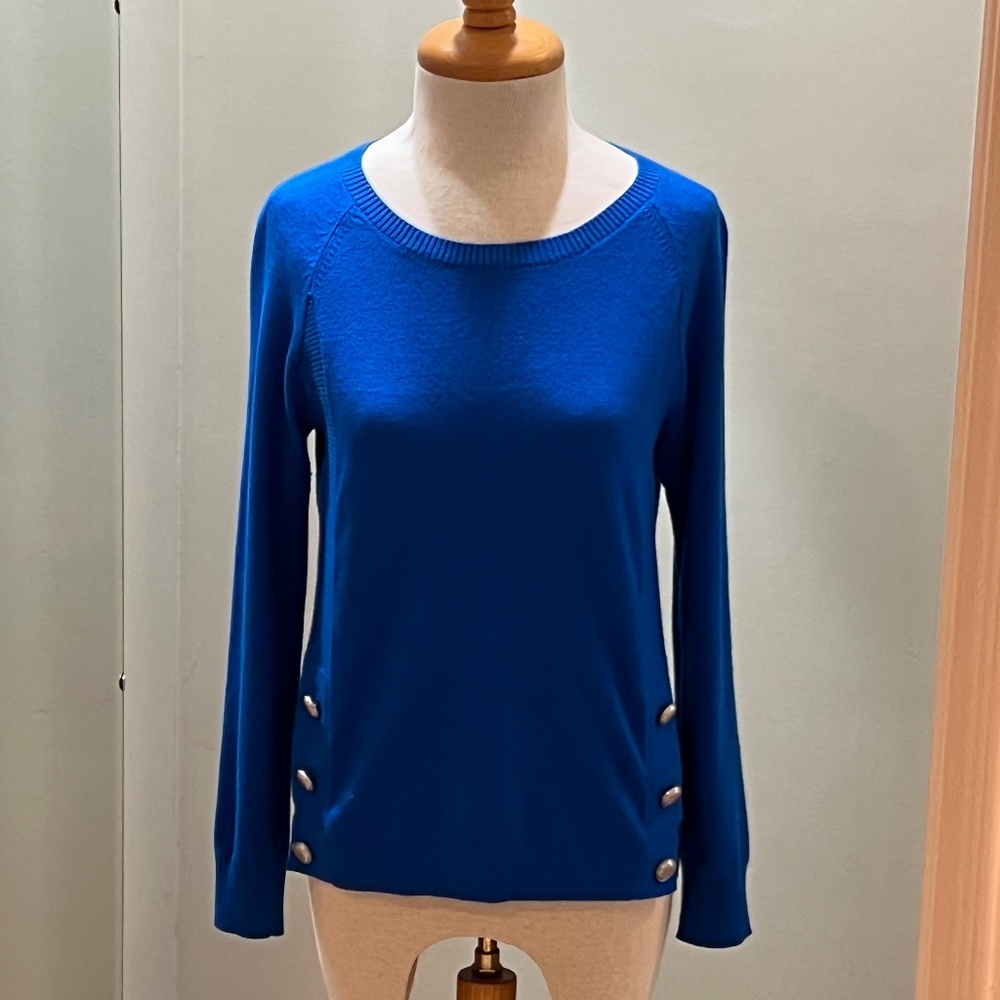 Long sleeve sweater with front buttons